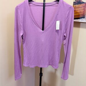 NWT No Boundaries women's V-neck ribbed top with long sleeves In Lilac Rose